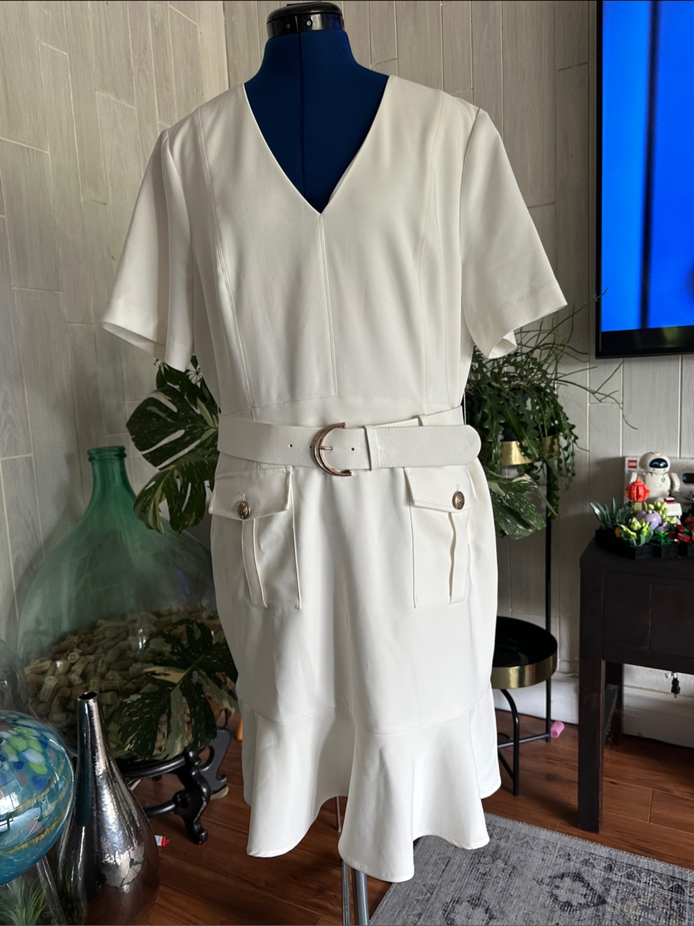 Elegant White V-Neck Belted Pocket Dress